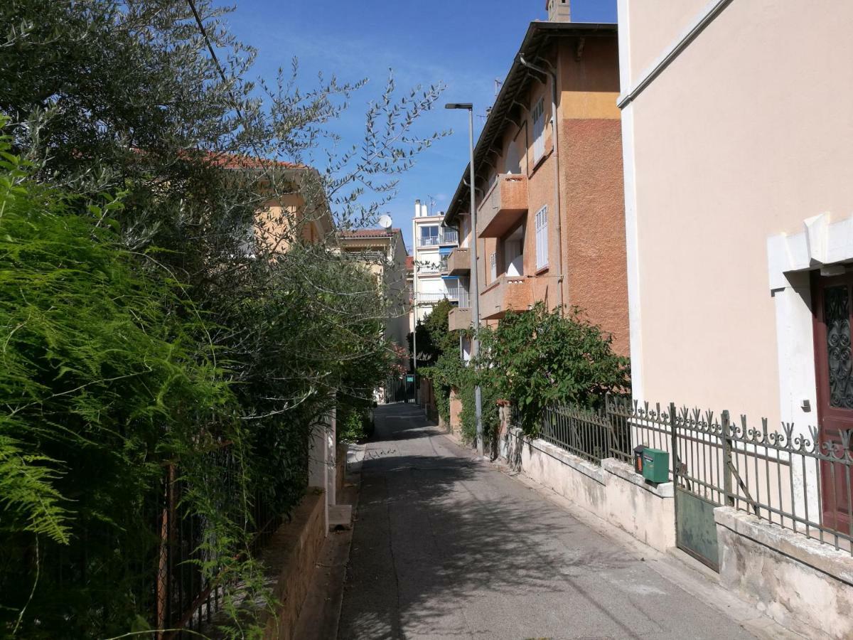 L'Amandine ,45 M2 Terrasse Et Garage Centre Ville Saint-Raphael  Bagian luar foto
