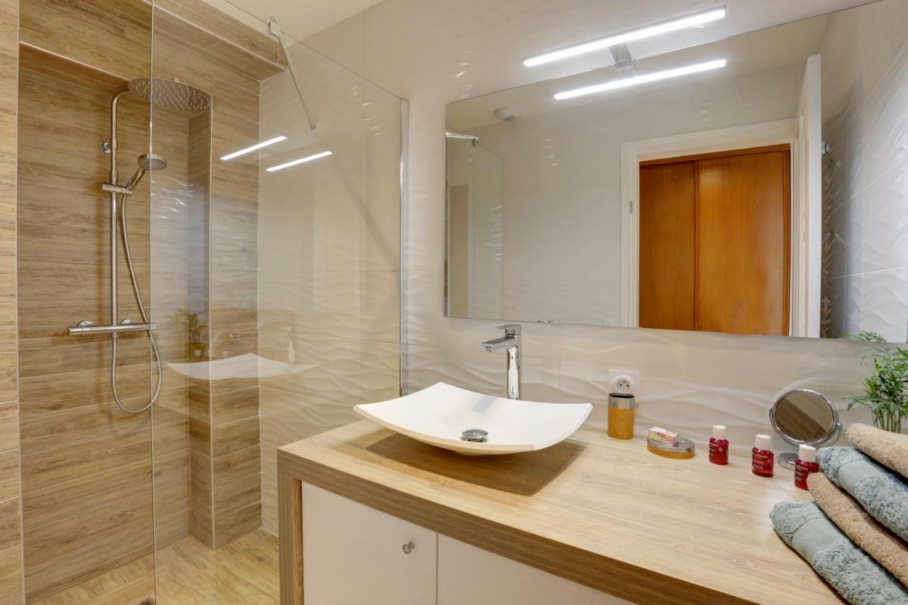 L'Amandine ,45 M2 Terrasse Et Garage Centre Ville Saint-Raphael  Bagian luar foto